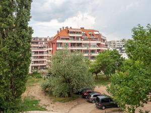 ソフィアにあるSt. Seraphim's Apartmentの建物前に停車する車両群