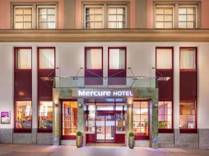 ein Geschäft vor einem Mercure Hotel in der Unterkunft Mercure Wien Zentrum in Wien