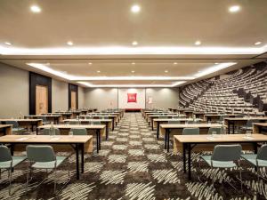 Khu vực ghế ngồi tại Ibis Jakarta Harmoni