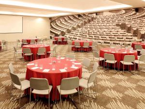 Khu vực ghế ngồi tại Ibis Jakarta Harmoni