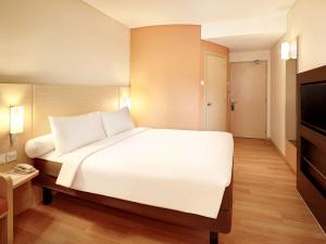 Giường trong phòng chung tại Ibis Jakarta Harmoni
