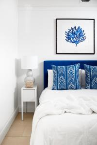 niebiesko-biała sypialnia z łóżkiem i stołem w obiekcie Stunning Flourish ON Bull w mieście Newcastle
