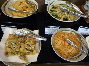 una vitrina con varios platos de comida diferentes en Route Inn Grantia Komatsu Airport, en Komatsu