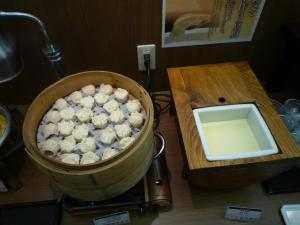 小松市にあるルートイングランティア小松エアポートの洗面台の横のカウンターに座った食器