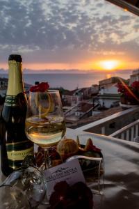 een fles wijn naast een glas wijn bij B&B Villa San Nicola in San Nicola Arcella