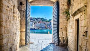 an open door with a view of the water at Kuća za odmor Poluš in Trogir