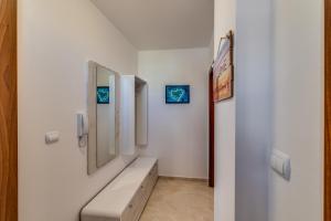 y baño con lavabo y espejo. en Apartcomplex Golden Bay, en Ravda