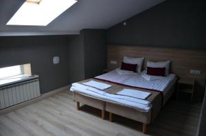 Voodi või voodid majutusasutuse Letuchaya Mysh Hotel toas
