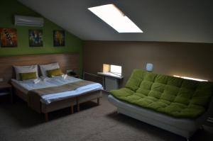 Voodi või voodid majutusasutuse Letuchaya Mysh Hotel toas