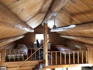 een kamer met houten wanden en plafonds en een loft bij Rabens Cottage in Bengtsfors