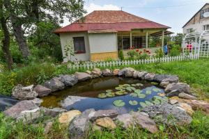 un estanque koi frente a una casa en Holiday Home Ruben en Odzun