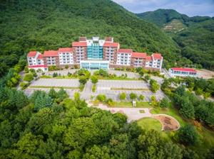 茂朱Muju Ilsung Condo的高山中度假胜地的空中景观