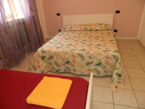 sypialnia z łóżkiem i stołem w obiekcie Appartamento Alba w mieście Mozzate