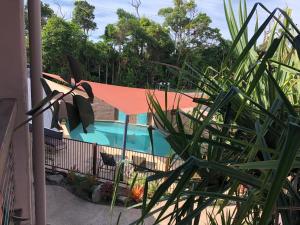 Vaizdas į baseiną apgyvendinimo įstaigoje Pandanus Holiday Apartments arba netoliese