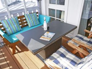 een tafel en 2 stoelen op een balkon met een tafel en stoelen bij Seepark Sellin - Apt. 382 in Ostseebad Sellin