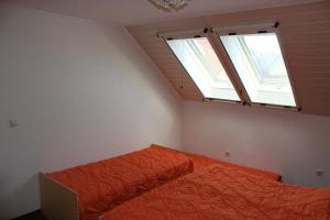 a bedroom with two beds and a window at Ferienwohnung Storchennest in Lohsa