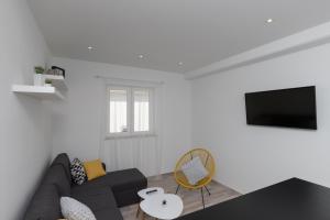 TV a/nebo společenská místnost v ubytování Apartments Siblings