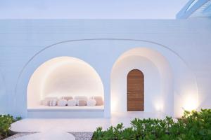 查汶SALA Samui Chaweng Beach Resort的白色客房,配有带白色椅子的架子