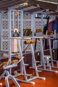 a room with a group of chairs under a table at Aparthotel Seasons Glavatarski Han in Glavatartsi