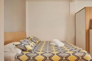 バルセロナにあるEixample Apartment BCNのベッドルーム(大型ベッド1台、枕付)