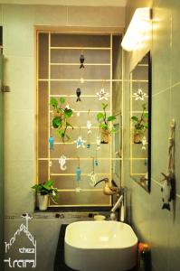 un bagno con finestra con piante di Chez Tram Homestay a Hanoi