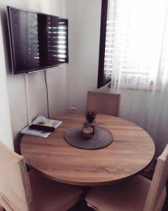 TV a/nebo společenská místnost v ubytování Apartment Toni Privlačka 32