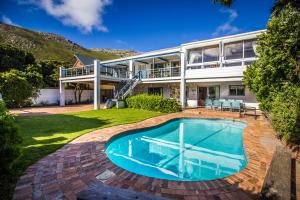 ein Bild eines Hauses mit Pool in der Unterkunft Atlantic Dream Beachfront Villa in Scarborough