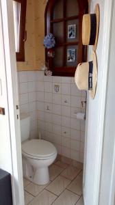 ル・ブスカにあるL'Orangineのバスルーム(白いトイレ付)が備わります。