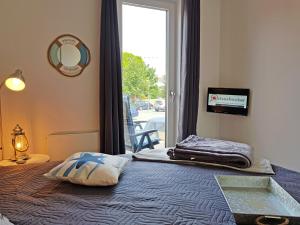 ハイリゲンハーフェンにあるOstseequartier No2のベッドルーム(窓、テレビ付)