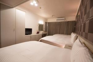 Un pat sau paturi într-o cameră la Lech Hotel