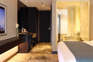 Letto o letti in una camera di JHL Solitaire Gading Serpong