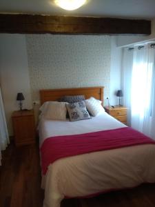 1 dormitorio con 1 cama grande y 2 mesitas de noche en Apartamento entreHoces Plaza Mayor, en Cuenca