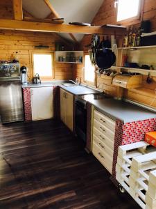 een grote keuken met houten wanden en houten vloeren bij Summer lake in Chotilsko