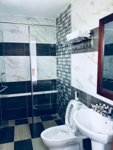 Ванна кімната в QUEEN VICTORIA Hotel