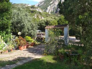 un jardin avec une bande de plantes dans une cour dans l'établissement B&B S'Archiotta, à Buggerru