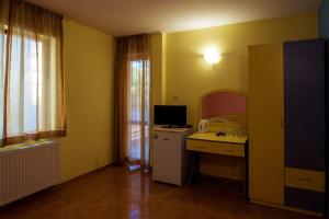 TV a/nebo společenská místnost v ubytování Hotel Orchidea