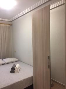 ein Zimmer mit einem Bett und einem Schrank mit Handtüchern darauf in der Unterkunft Emalco Anis Primera Linea in Benidorm