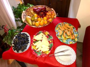 Malvagna的住宿－L'Arco dei Sogni，一张桌子,上面有一篮水果和一张红色桌布
