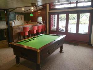 Mesa de billar en The Wild Atlantic Way Barn