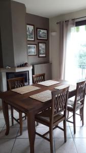 comedor con mesa de madera y sillas en Gabrimilla, en Puegnago sul Garda