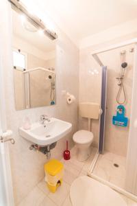 ガラトーネにあるMonolocale Salentoのバスルーム(洗面台、トイレ、シャワー付)