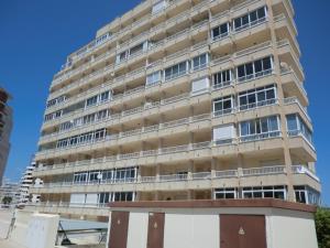 um edifício de apartamentos alto com muitas janelas em Edificio La Reina em Calpe