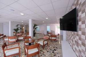TV a/nebo společenská místnost v ubytování azuLine Hotel Palmanova Garden