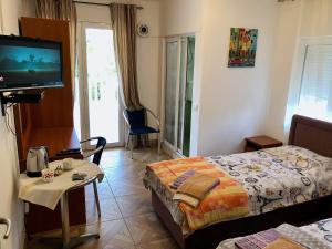 TV i/ili multimedijalni sistem u objektu Axenia Hotel