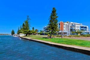 Gallery image of Lakeside Waterfront Apartment The Entrance in The Entrance