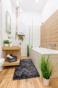 Een badkamer bij Real Apartments Zoltán