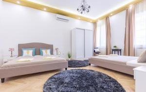 Ліжко або ліжка в номері Real Apartments Zoltán