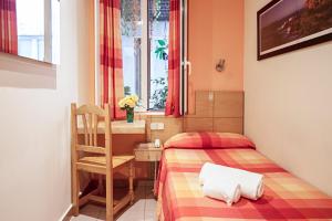 A bed or beds in a room at Hostal Inter Puerta del Sol AUTO CHECK IN