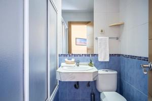 a bathroom with a toilet, sink, and tub at INTER Puerta del Sol Pension in Madrid