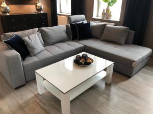 クロッペンブルクにあるWohnung im Stadtzentrumのリビングルーム(ソファ、白いコーヒーテーブル付)